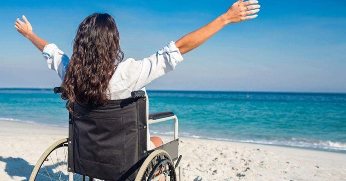 playa-accesible-persona-silla-ruedas
