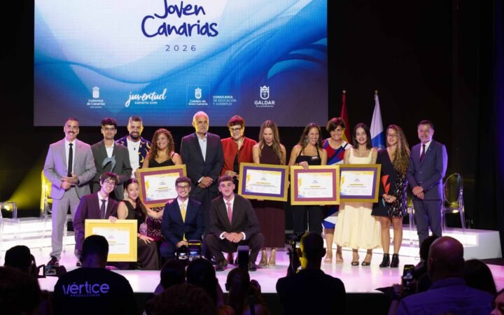 Representantes de ADISLAN y otras personas premiadas en los Premios Joven Canarias 2026 celebrados en Gáldar
