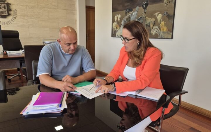 Dos personas revisan documentación en una mesa del Cabildo de Fuerteventura.