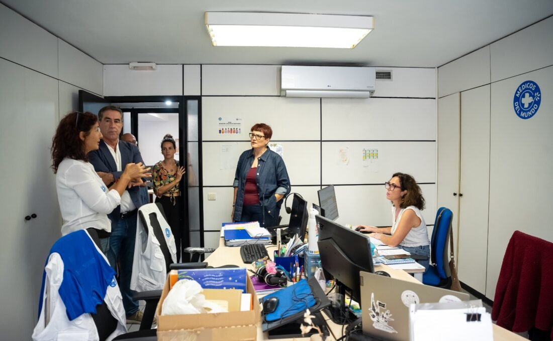 Representantes de entidades sociales y del Gobierno de Canarias durante una reunión sobre proyectos de interés social.