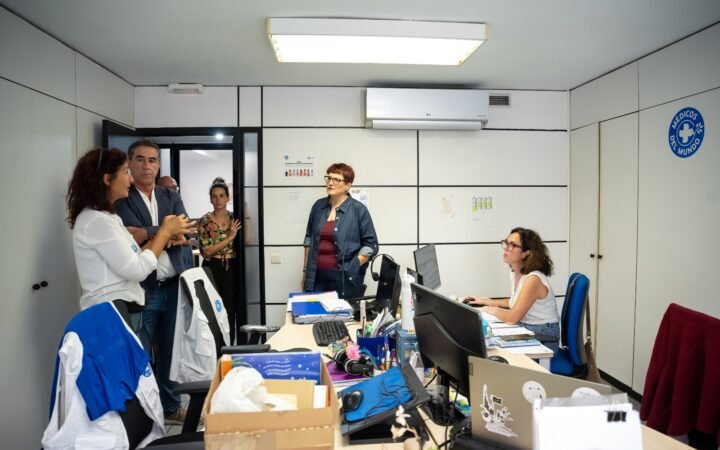 Representantes de entidades sociales y del Gobierno de Canarias durante una reunión sobre proyectos de interés social.