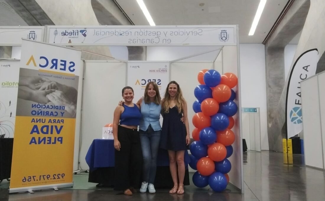 Equipo de SERCA Gestión en su expositor de la Feria de Empleo 2026 de FIFEDE en Santa Cruz de Tenerife