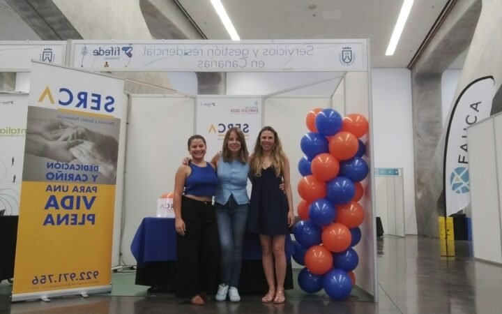 Equipo de SERCA Gestión en su expositor de la Feria de Empleo 2026 de FIFEDE en Santa Cruz de Tenerife
