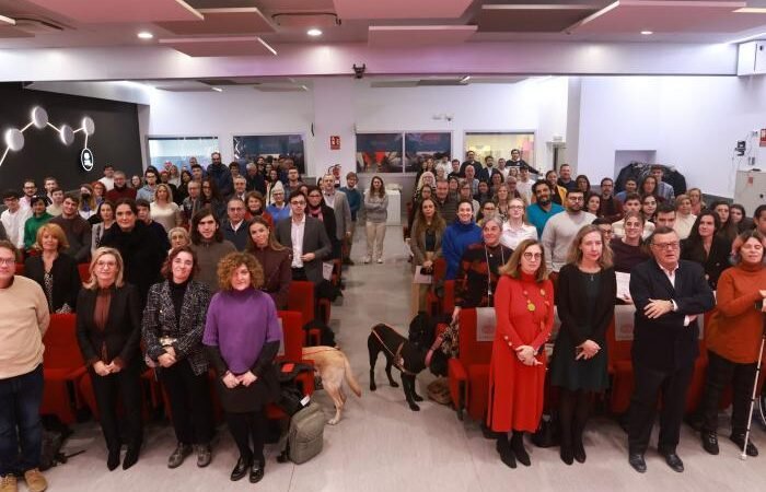 Foto de grupo de participantes en la entrega de becas de Fundación ONCE en 2024