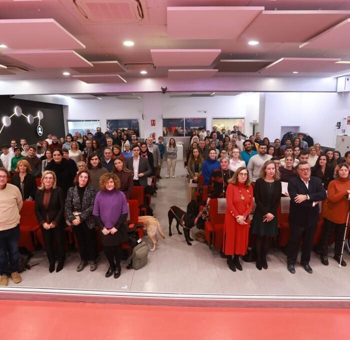 Foto de grupo de participantes en la entrega de becas de Fundación ONCE en 2024
