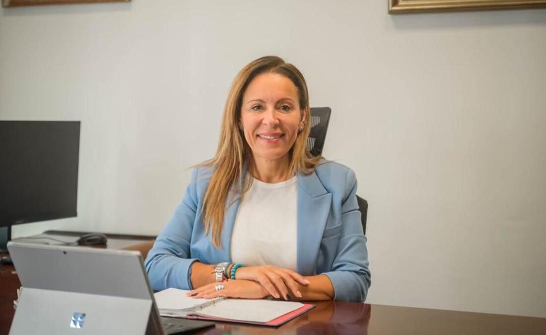 Representantes del Cabildo de La Palma en una mesa; fotografía oficial de archivo sobre ayudas para autonomía personal, de octubre de 2024