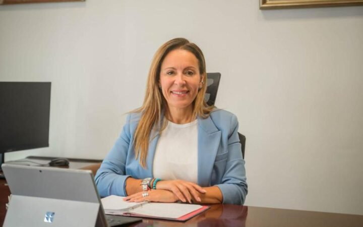 Representantes del Cabildo de La Palma en una mesa; fotografía oficial de archivo sobre ayudas para autonomía personal, de octubre de 2024