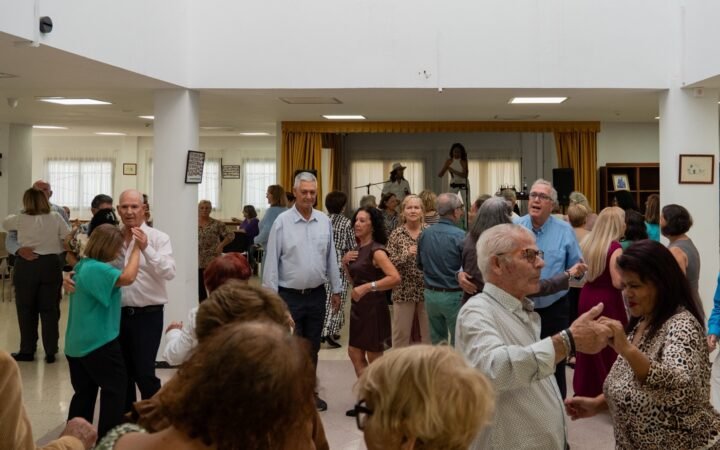 Actividad de baile en el Centro de Día de Mayores de Arrecife; fotografía de archivo de abril de 2026