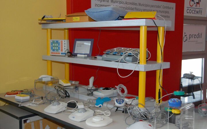 Exposición de productos de apoyo y soluciones de accesibilidad en el Ceapat del Imserso