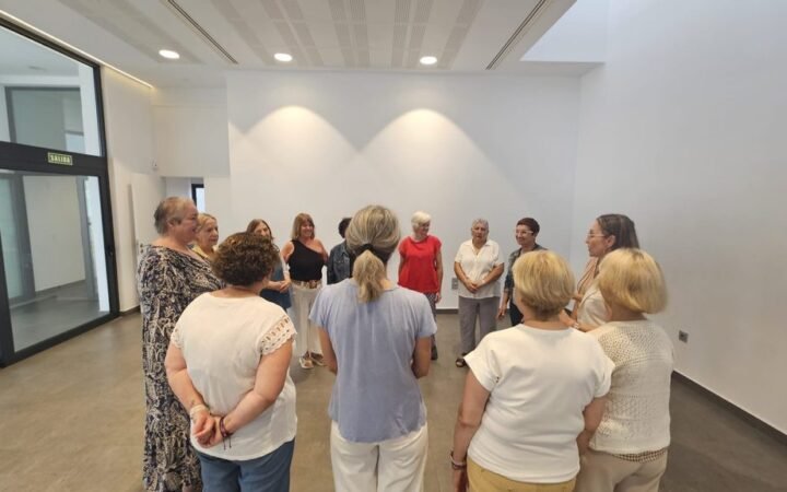 Mujeres mayores participantes en un itinerario del programa AMICA Canarias en Santa Cruz de Tenerife