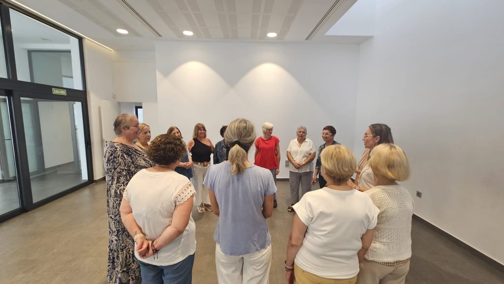 Mujeres mayores participantes en un itinerario del programa AMICA Canarias en Santa Cruz de Tenerife