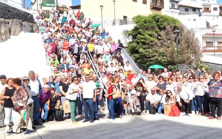 Grupo de personas mayores de El Sauzal durante una actividad municipal al aire libre