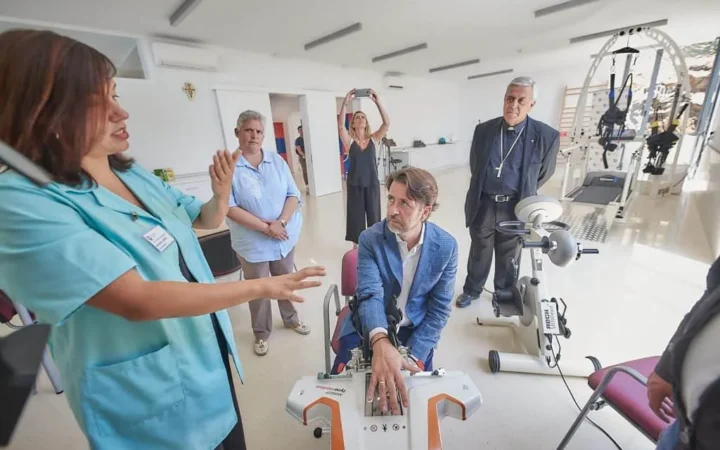 Profesionales y representantes en la unidad de día especializada en daño cerebral adquirido de Tenerife