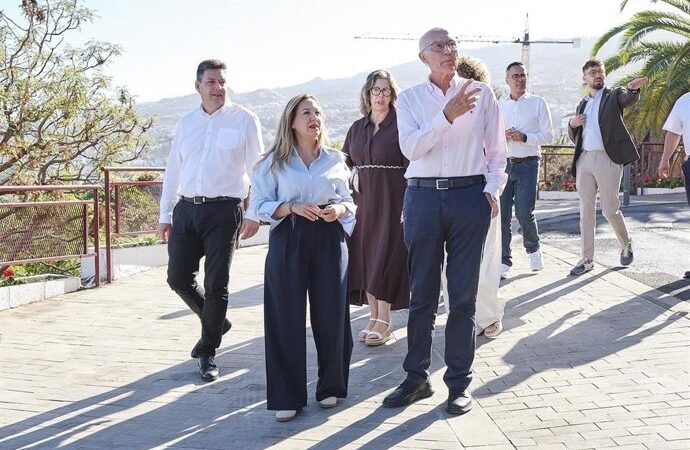 Visita institucional a Santa Úrsula para conocer las mejoras de accesibilidad del municipio