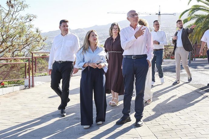 Visita institucional a Santa Úrsula para conocer las mejoras de accesibilidad del municipio
